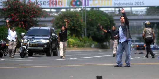 Bom Sarinah,mobil Kabagops Polres Jakpus ditembaki & dilempar granat