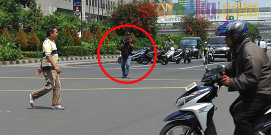 Teror Sarinah, pria bertopi & jaket hitam cabut pistol tembak polisi