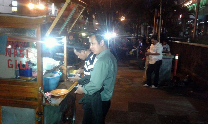 pedagang nasi goreng di depan starbucks