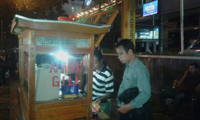 pedagang nasi goreng di depan starbucks