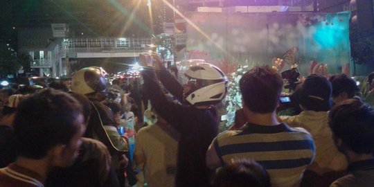 Pascateror, warga DKI ramai-ramai berfoto selfie di bekas ledakan