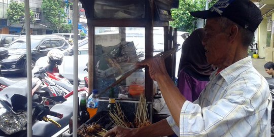 Ini sosok tukang sate yang tetap tenang di tengah teror Sarinah