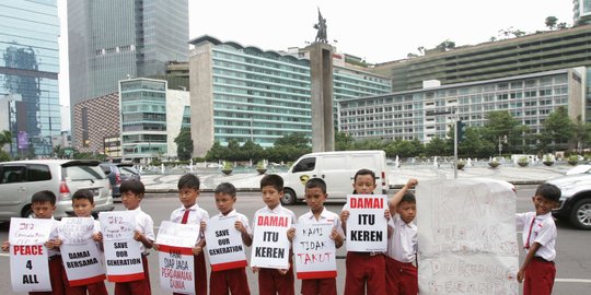 Siswa SD turun ke jalan serukan perdamaian