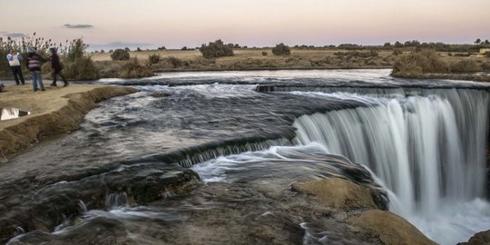 Kesegaran satu-satunya air terjun di tengah tandusnya Mesir