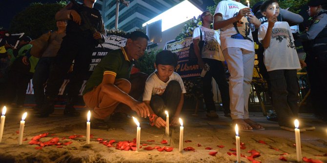 Warga Jakarta nyalakan lilin untuk korban teror Sarinah