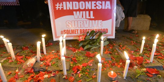 Kutuk pelaku teror, KontraS bakar lilin di Sarinah