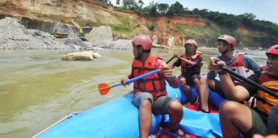 Serunya bertualang rafting menelusuri derasnya arus Sungai Cianten