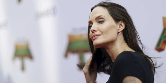 Angelina Jolie tampil cantik di pemutaran perdana 