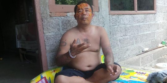 Aksi Putu Suartawan, makan 3 kg cabai & usapkan di wajah bikin ngeri