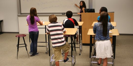 Meja berdiri ternyata dapat meningkatkan kecerdasan siswa