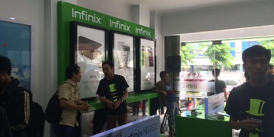 Infinix buka service center perdana di Roxy Mas