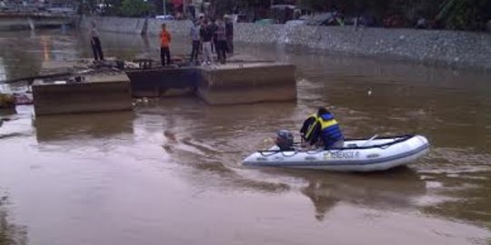 Gerebek bandar narkoba, 1 polisi dibacok & 1 hilang di Kali Ciliwung