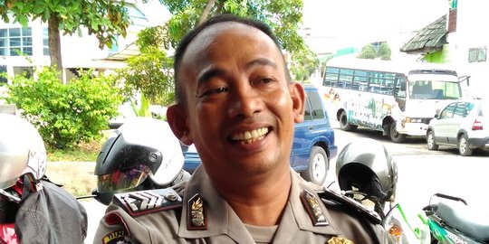 Rela urusi orang gangguan jiwa, Brigpol ini dijuluki polisi 'gila'