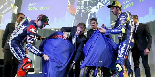 Rossi-Lorenzo tampil satu panggung di peluncuran Yamaha M1 2016