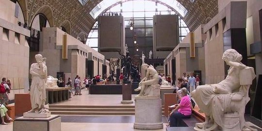 Tiru lukisan telanjang, perempuan ini berpose bugil di museum Paris