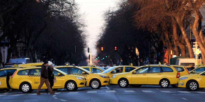 Protes Uber, ratusan taksi lumpuhkan jalan raya