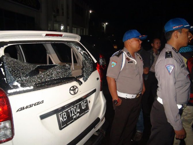 massa bakar mobil yang diduga milik anggota gafatar