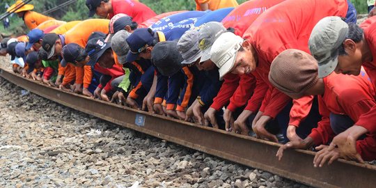 Rel yang patah sudah bisa dilalui, KRL masih antre