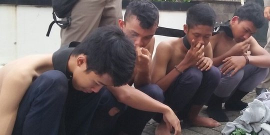 Tawuran antar pelajar SMK, saling serang dengan samurai dan golok