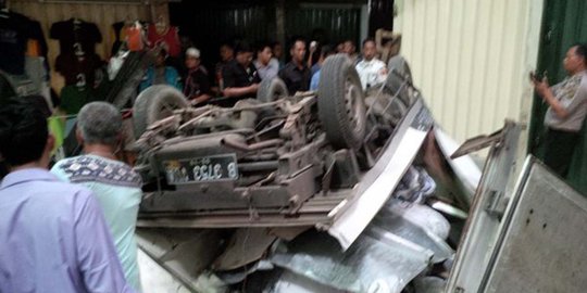 Mobil boks jatuh di Pasar Cipulir, pedagang tewas, kernet kritis