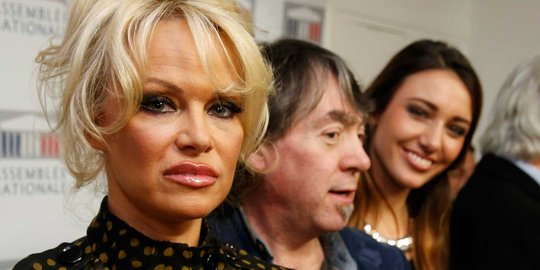Pamela Anderson protes penyiksaan bebek untuk produksi makanan mewah
