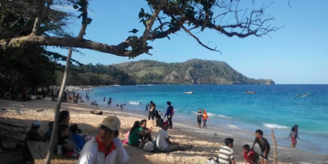 Menikmati sensasi pasir putih Pantai Pal Marinsow Minahasa Utara