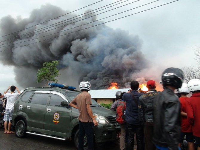 massa bakar kampung eks gafatar