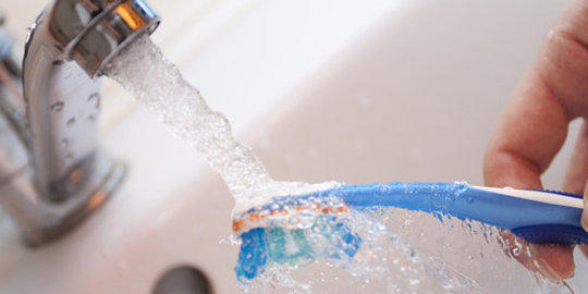 gigi dengan air keran