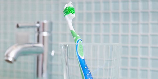 sikat gigi atau meletakkan di tempat tertutup