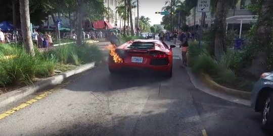 [Video] Kualat, petugas valet sok keren bikin Lamborghini terbakar