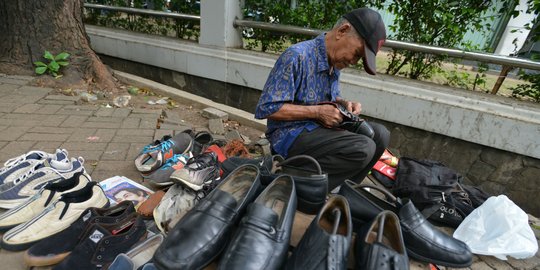 Kisah kakek 73 tahun mengais rezeki dari jahitan sol sepatu