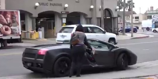 [Video] Bukti Lamborghini mampu jadi magnet wanita