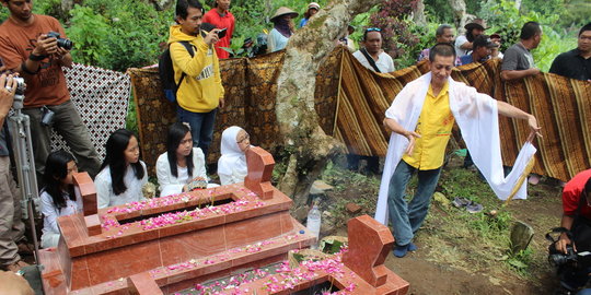 Didik Nini Thowok menari di pusara maestro tari Mbah Rasimoen