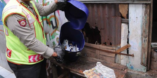 Bekas toilet buat nge-fly, ganja & sabu di pot bunga Kampung Berlan