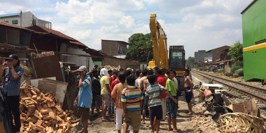 PT KAI tertibkan rumah warga di pinggir rel kereta api Medan