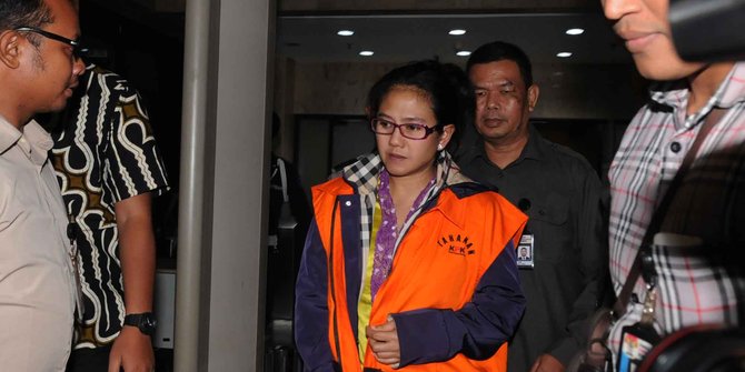 Tiba di KPK diperiksa sebagai tersangka, Damayanti Wisnu senyum