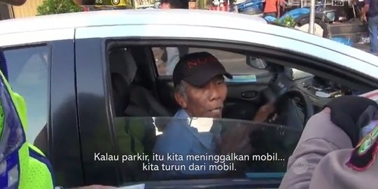 [Video] Polisi tilang sopir yang berhenti di sisi jalan, jadi viral!