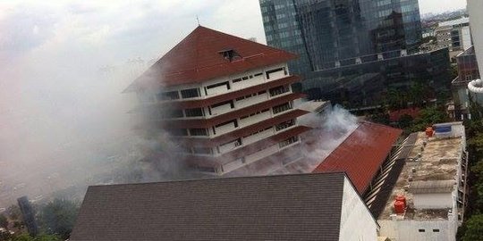 Kampus Kwik Kian Gie kebakaran, mahasiswa sedang ujian panik