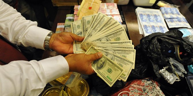 Sindikat pengedar uang asing palsu ditangkap saat transaksi