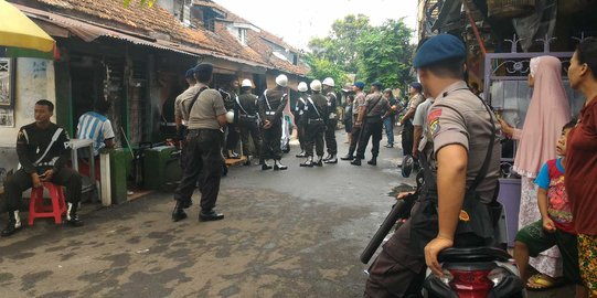 Ditembak mati, R adalah penusuk polisi saat penggerebekan di Berlan