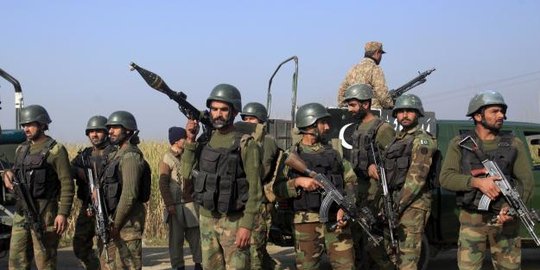 serang kampus di pakistan 21 orang tewas rev4