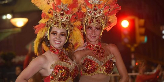 Aksi penari cantik dan seksi meriahkan Karnaval Uruguay