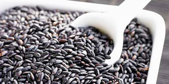 Tak seburuk penampakannya, ini 5 manfaat sehat makan beras hitam