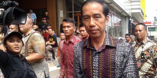 Akhir pekan di Solo, Jokowi makan sate dan bagikan buku