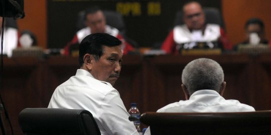 Disalami Luhut, Prabowo Subianto beri hormat