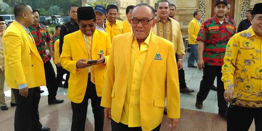 Depan Prabowo, Ical bilang Golkar berbelok sedikit dukung Jokowi