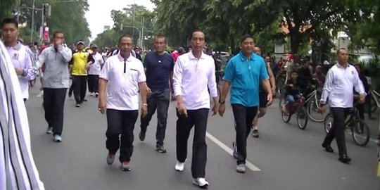 Minggu pagi, Jokowi jalan sehat di CFD dan beli burung