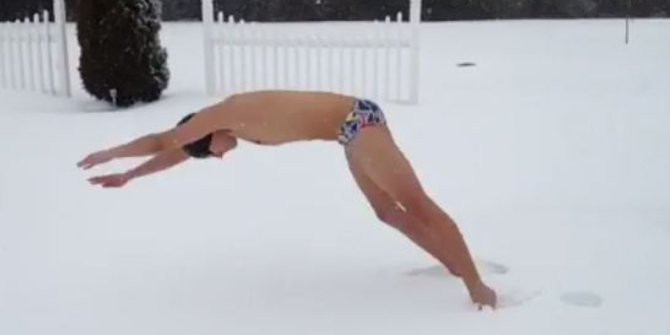 Snowzilla menggila, segelintir mahasiswa AS nekat berenang di salju