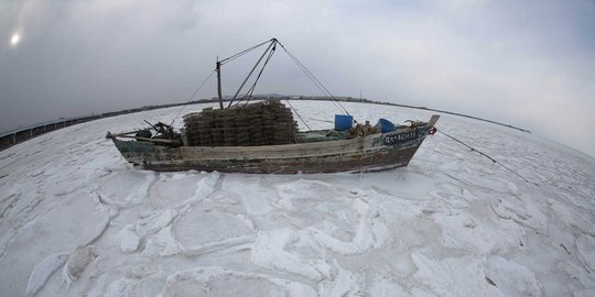 Cuaca ekstrem, perairan Laut China Timur membeku