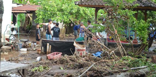 5 Desa di Buleleng banjir lumpur dan batu, puluhan ternak mati